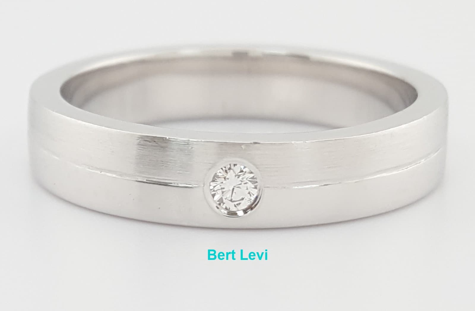 Round Diamond Men's Wedding Band Ring 0.05 ct 18K White Gold 4.5 mm 7 Grams