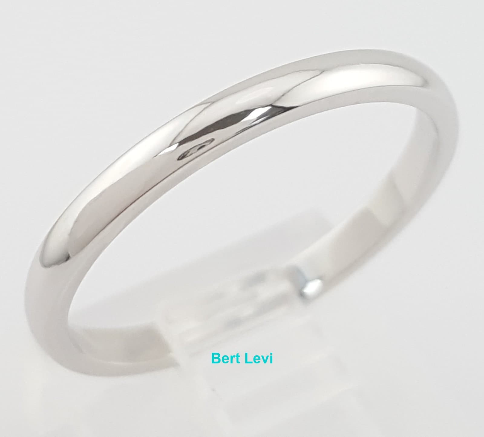 Platinum Wedding Band Ring 2.2 mm 3.2 grams Size 7.5